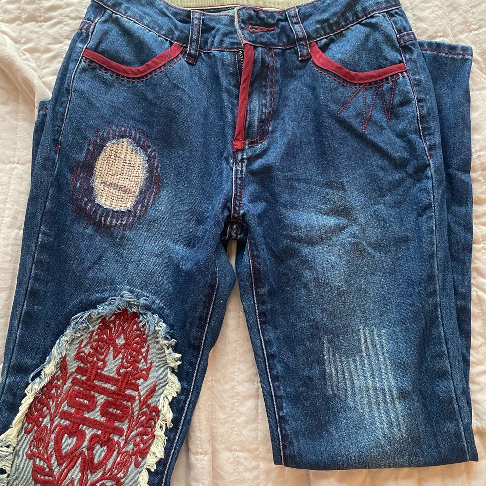 “Lián Càn” red accented skinny jeans!